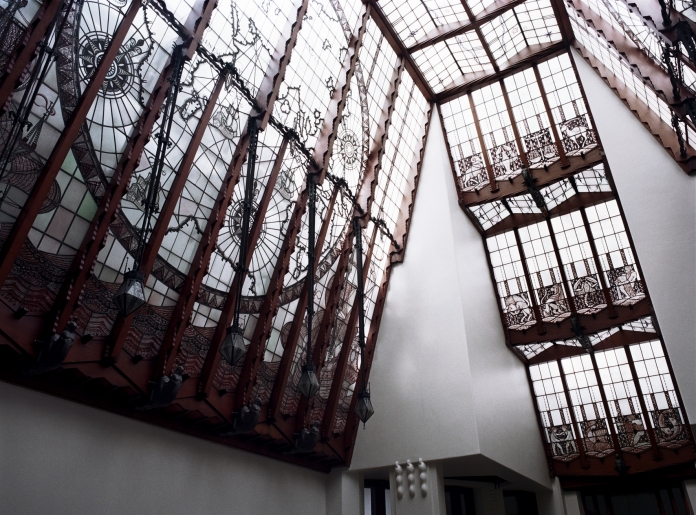 Ferronneries travaillées soutenant les vitraux de la cage d'escalier de l'Hôtel Amrâth à Amsterdam. Crédit photo Hôtel Amrâth.