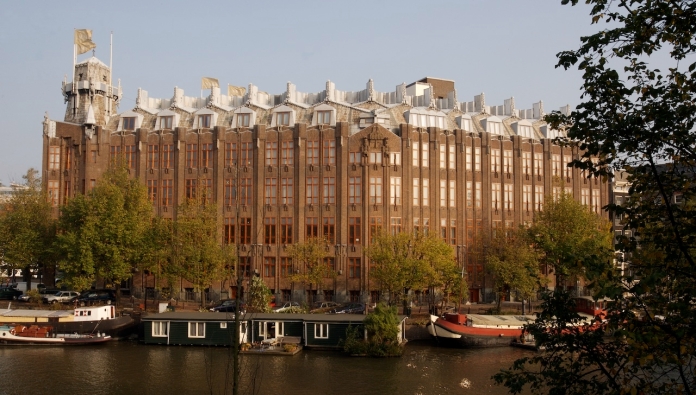 Tel un vaisseau amiral, l'Hôtel Amrâth à Amsterdam se dresse en bord de quai. Crédit photo Hôtel Amrâth.