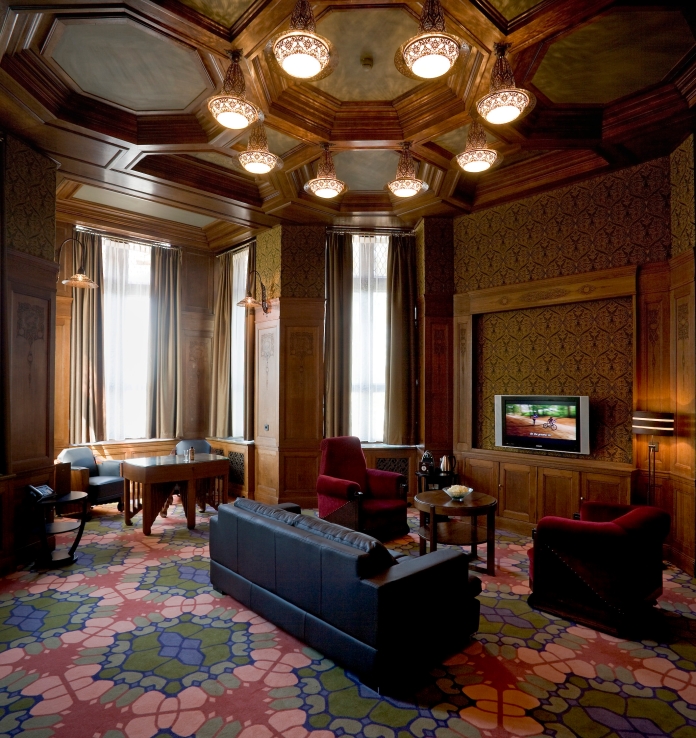 Caissons au plafond, boiseries aux murs et épais tapis, ce salon de l'Hôtel Amrâth à Amsterdam a conservé une décoration en harmonie avec le bâtiment. Crédit photo Hôtel Amrâth.
