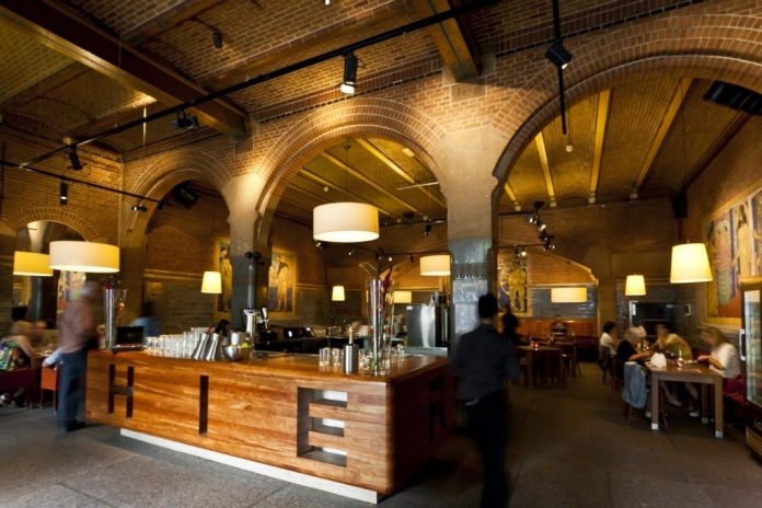 Avant ou après la visite de la Beurs van Berlage d'Amsterdam, on peut s'arrêter à son café. Crédit photo Beurs van Berlage.
