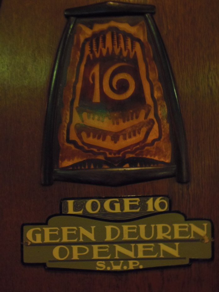 Petit panneau de numérotation des loges du cinéma Tuschinski à Amsterdam.