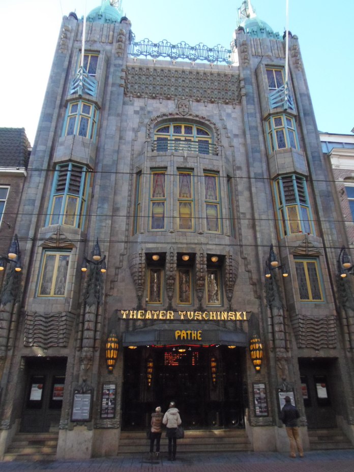 L'étonnante façade du cinéma Tuschinski à Amsterdam tranche sur les autres immeubles de la rue.