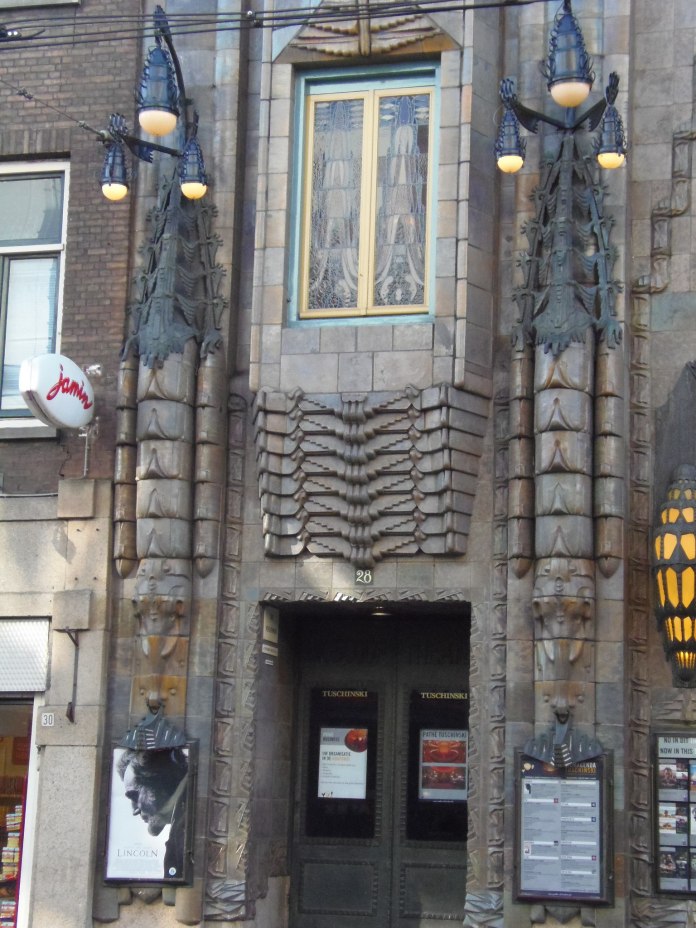 Entrée latérale du cinéma Tuschinski à Amsterdam.