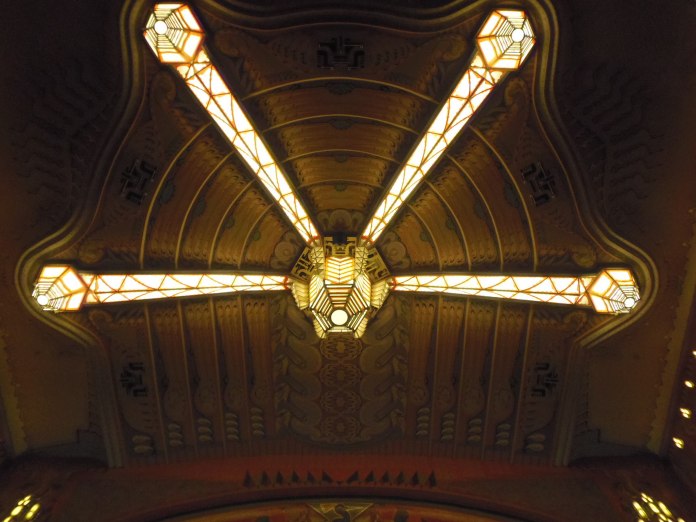 Suspension au plafond de la grande salle du cinéma Tuschinski à Amsterdam.