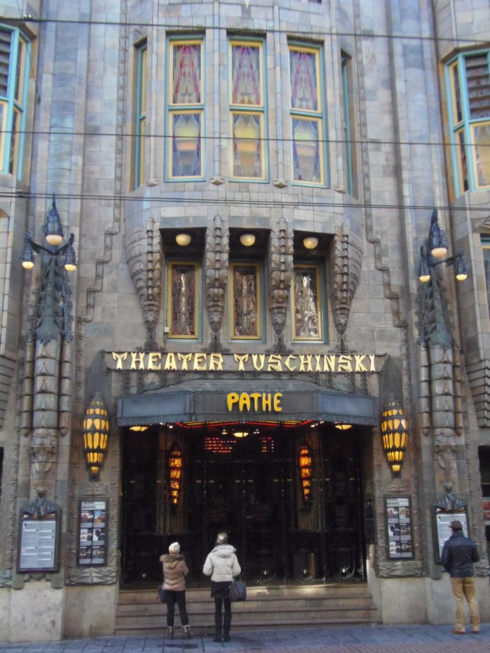 Entrée principale du cinéma Tuschinski à Amsterdam.