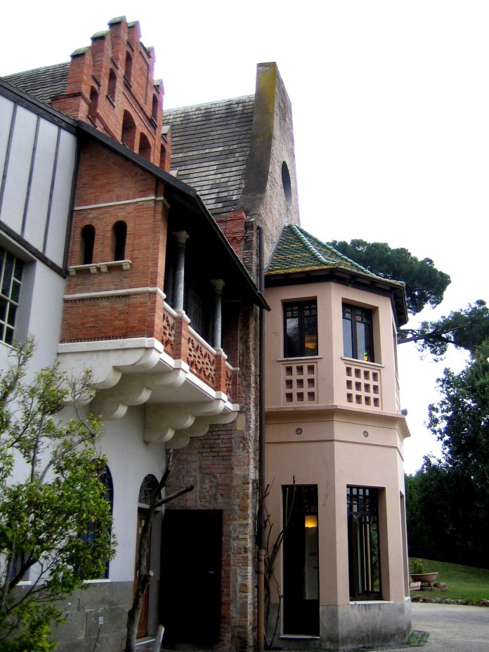 Balcon couvert, tourelle et pignons dentelés de la Casina delle Civette.