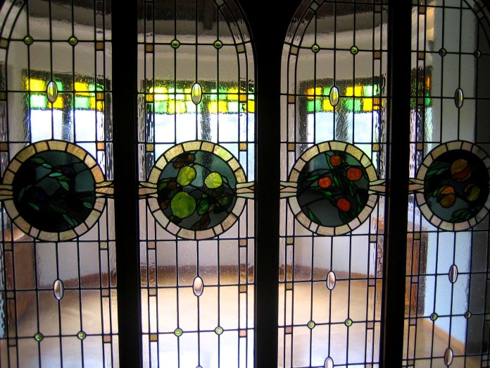 Vitraux avec des médaillons de fruits d'après un dessin d'Umberto Bottazzi dans la chambre à coucher du prince.