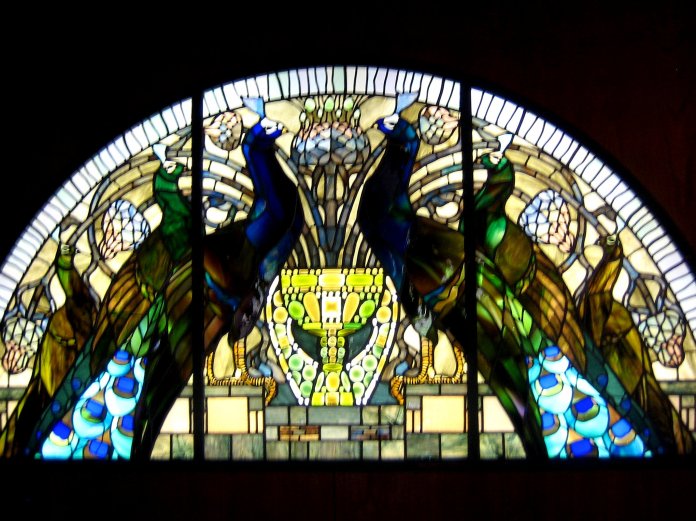 Vitrail de paons par Umberto Bottazzi dans la salle des cyclamens. 