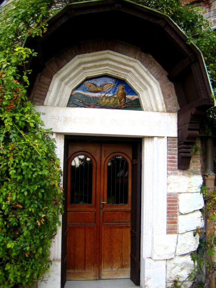 Une céramique représentant des chouettes surmontent cette petite porte de la Casina delle Civette.