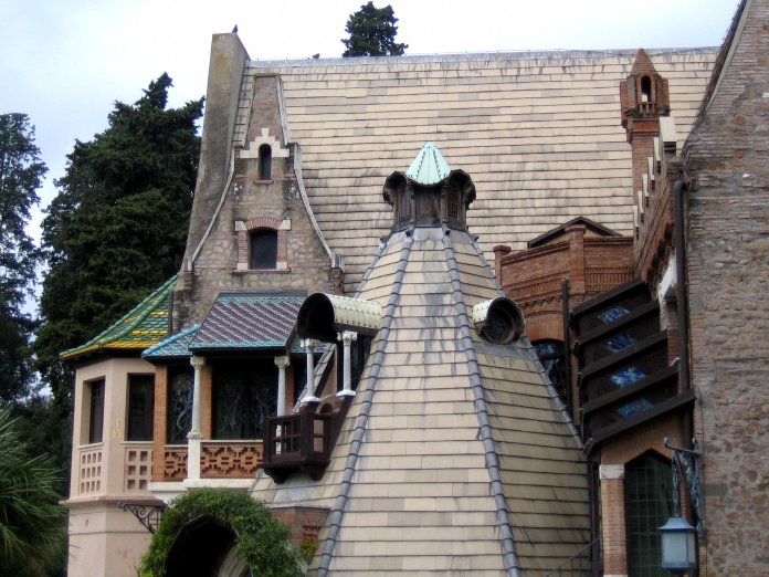 Ardoises et tuiles vernissées de couleurs alternent sur les toitures.