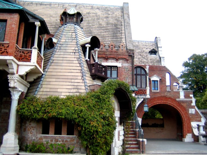 Toitures décalées, tour pointue, escalier latéral, petit auvent, une façade toute en mouvements.