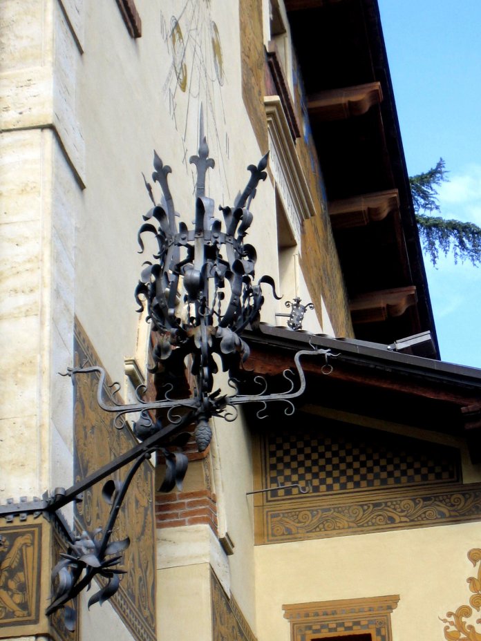 Eclairage d'angle d'une façade du quartier Coppedè.