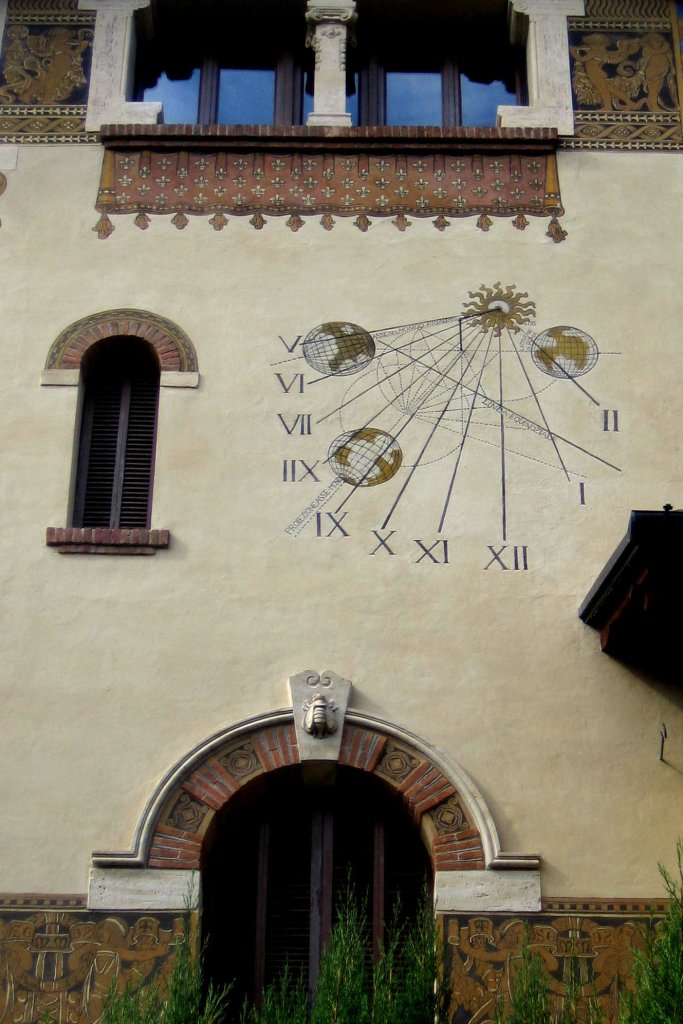 Le cadran solaire s'intègre au milieu des ouvertures de cette villa.