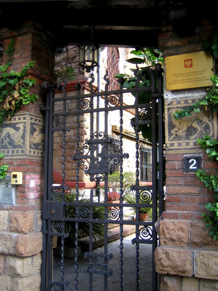 Portillon d'un jardin du quartier Coppedè.