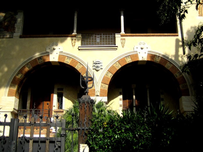 Ces deux arches protègent les entrées en retrait.