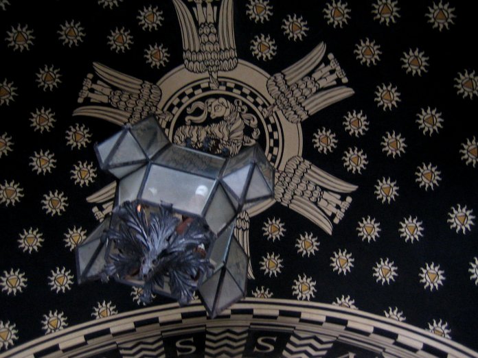 Ciel étoilée d'une entrée d'immeuble du quartier Coppedè.