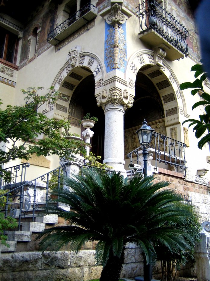 Escalier latéral de la villa des fées.