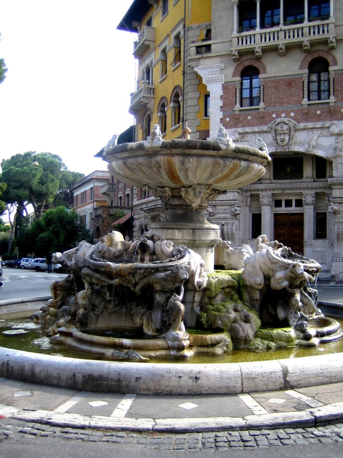 La fontaine aux grenouilles est le centre stratégique du Quartier Coppedè.