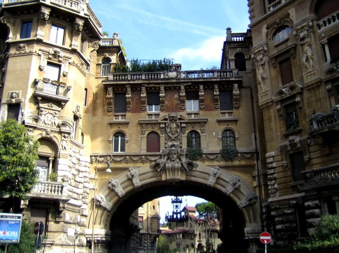 Derrière cette arche majestueuse avec sa suspension en fer forgé se cachent les mystères du Quartier Coppedè.