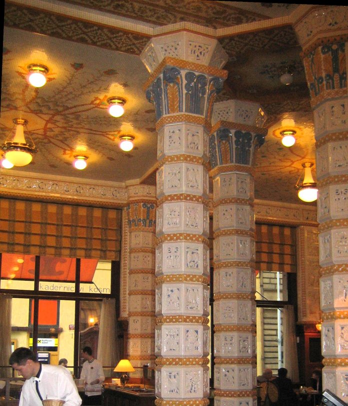 Colonnes habillées de céramique du café de l'hôtel Art Déco Impérial à Prague.