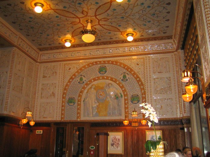 Salle du café de l'hôtel Art Déco Impérial à Prague.