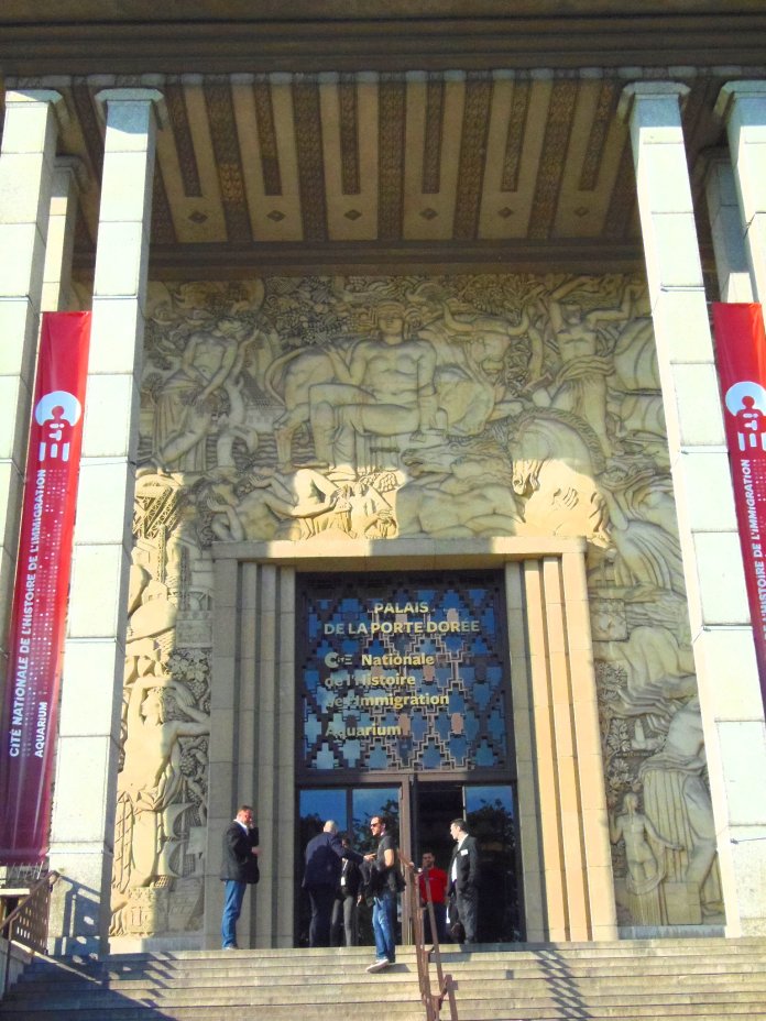 Entrée du Palais de la Porte Dorée, avec l'allégorie de la France au-dessus.