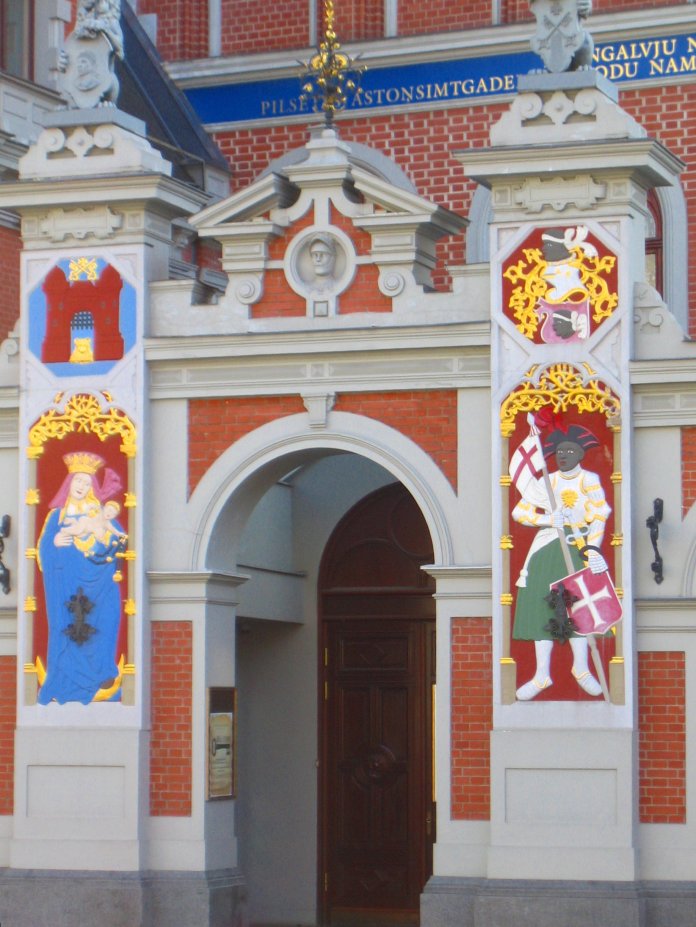 Porte d'entrée richement décorée du bâtiment des Têtes Noires (Riga).