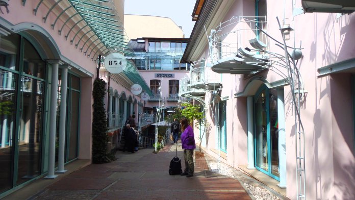 Une allée des Hackesche Höfe (Berlin) dédiée au shopping.