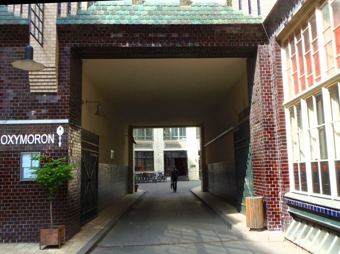 Passage pour aller d'une cour à une autre au sein des Hackescche Höfe à Berlin.