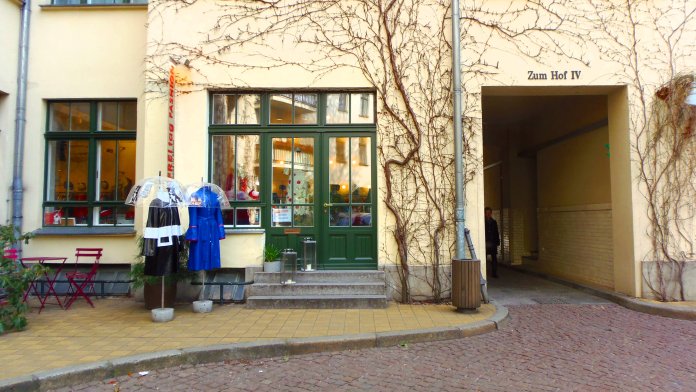 Une boutique mais aussi des chaises et une table pour profiter du calme des Hackesche Höfe (Berlin).