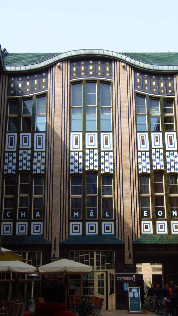 Façade emblématique des Hackesche Höfe (Berlin) avec l'enseigne du théâtre Chamaleon.