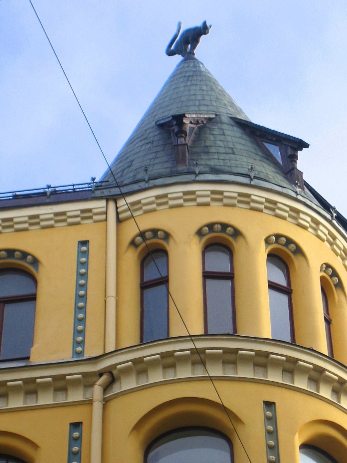 La Maison au chat porte bien son nom avec ce félin posté sur la tourelle (Riga).