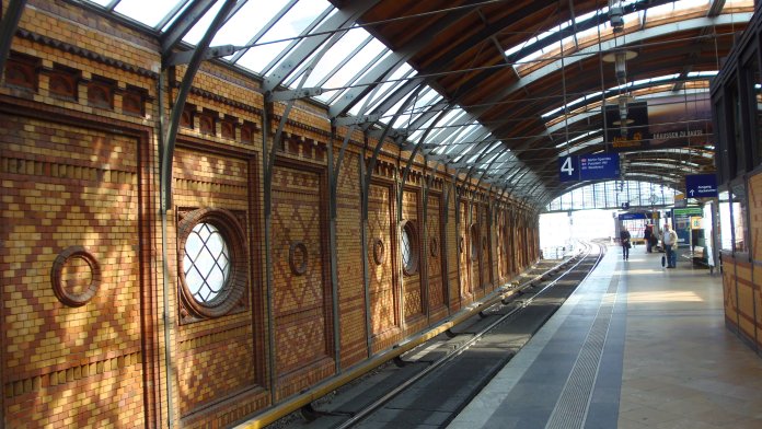 La station de métro Hackescher Markt qui dessert les Hackesche Höfe (Berlin).