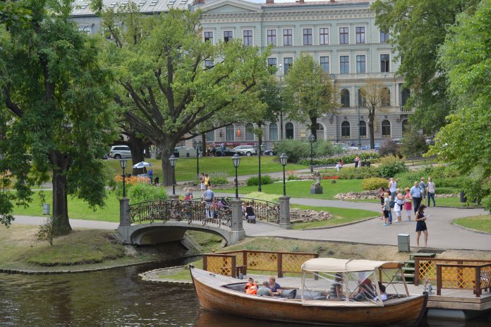 Parc du Bastion (Riga) avec son canal emprunté par des bateaux pour des promenades. Crédit photo Rigas mezi.