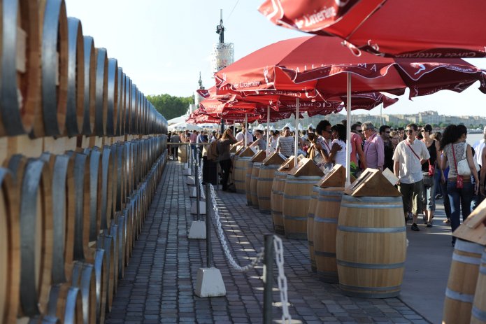 Enfilade de barriques sur les quais de Bordeaux. Crédit photo, Office de Tourisme de Bordeaux, Gilles Arroyo.
