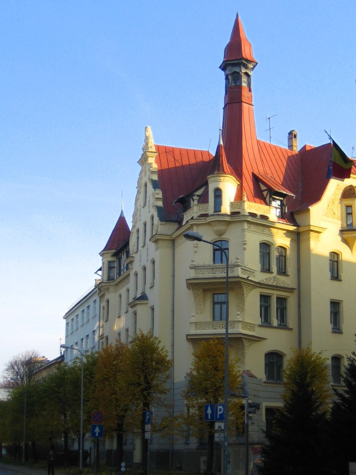 Une maison au toit mouvementé du quartier Art nouveau de Riga.