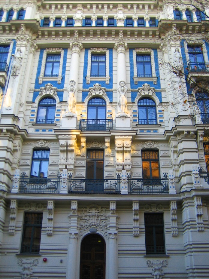 Façade ornée de sculptures du quartier Art nouveau de Riga.