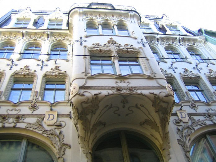 Motifs floraux s'enroulant autour des fenêtres d'un immeuble de la vieille ville de RIga.