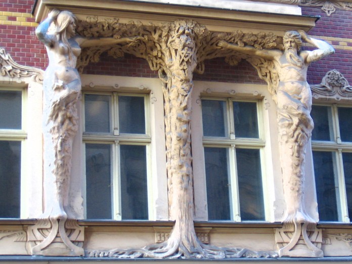 Sur le thème de l'arbre, un bel ensemble de sculptures soutenant un balcon (Riga).