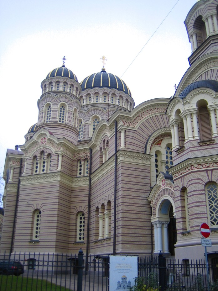 Coupoles et découpes de la cathédrale orthodoxe de Riga.
