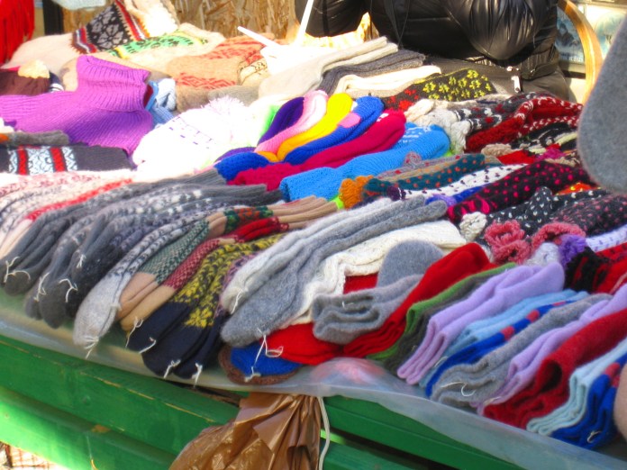 Etal de chaussettes et d'écharpes à l'extérieur du marché de Riga.