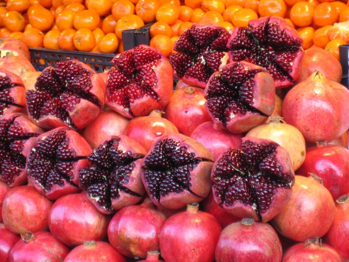 Des grenades grand format aux couleurs profondes devant le marché de Riga.