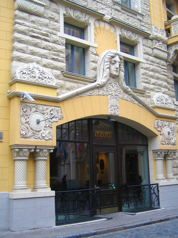 Le fond jaune fait particulièrement bien ressortir les reliefs et les sculptures blanches de cet immeuble de la vieille ville de Riga.