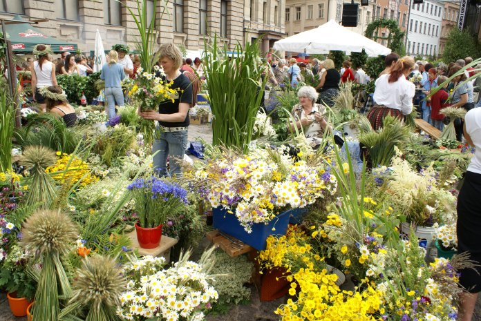 Marché aux fleurs pour le solstice d'été à Riga. Crédit photo Rigas mezi.