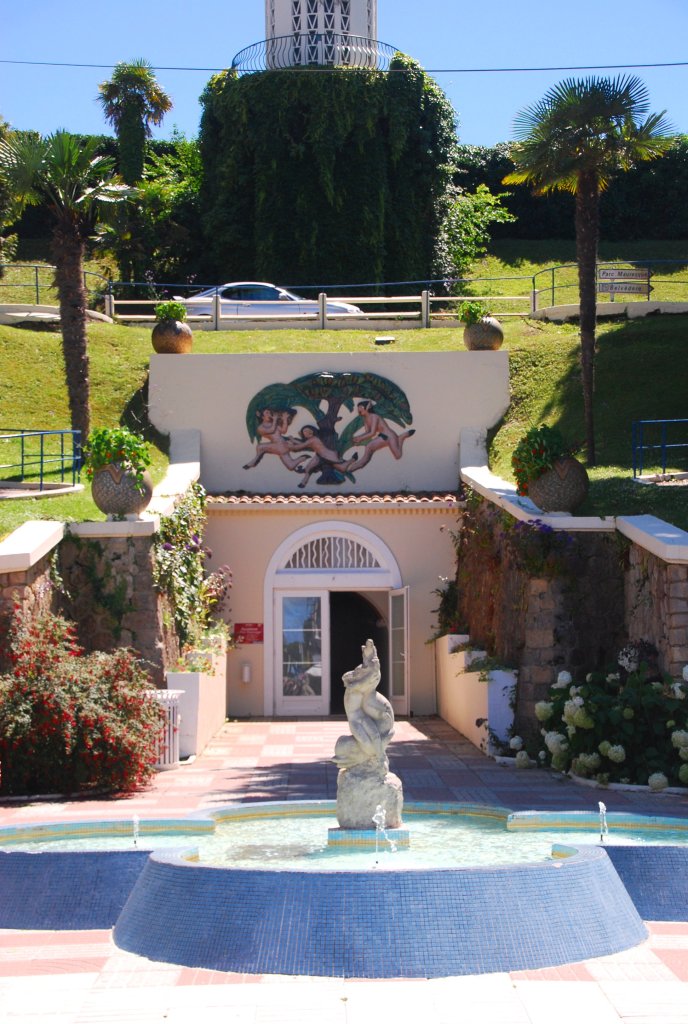 Sous le fronton sur lequel dansent des faunes, s'ouvre la porte qui conduit à l'ascenseur. Celui-ci vous amènera directement au niveau du Parc Mauresque.
