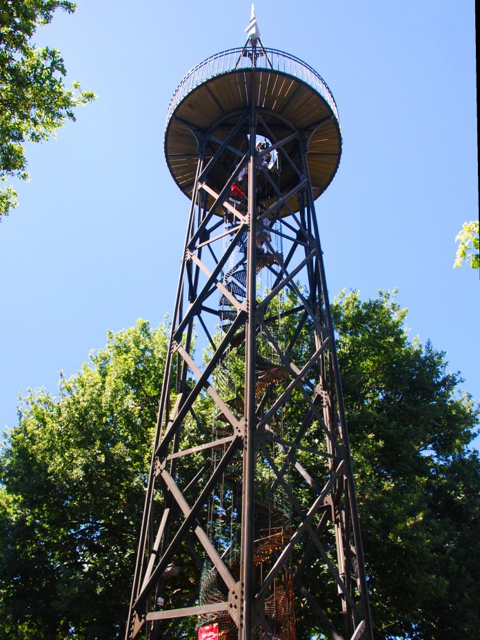 Les courageux monteront jusqu'à la plate-forme du belvédère pour profiter d'une magnifique vue sur le Bassin d'Arcachon.