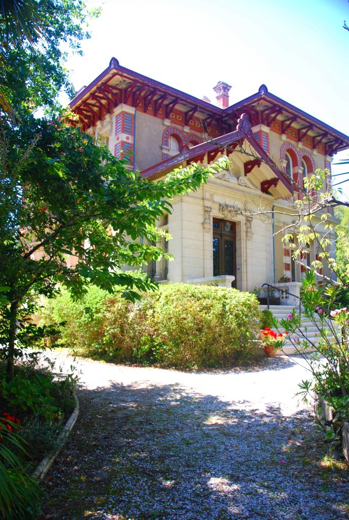 La Villa Alexandre Dumas, anciennement Villa Osiris, est parée de céramiques de couleurs.