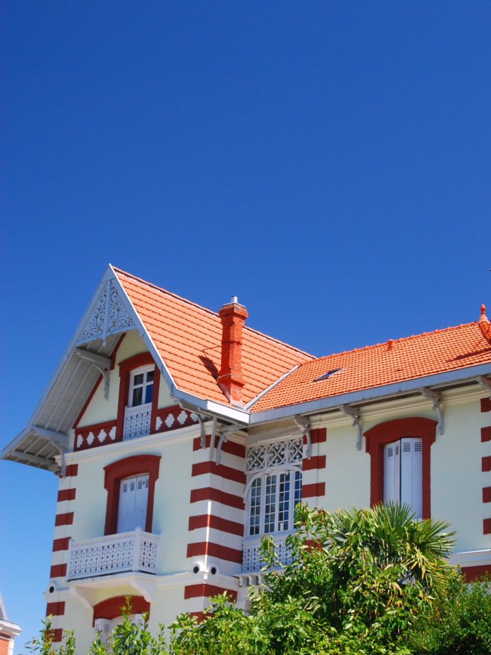 Angles et encadrements de fenêtres de la Villa Bayard sont soulignés de rouge.