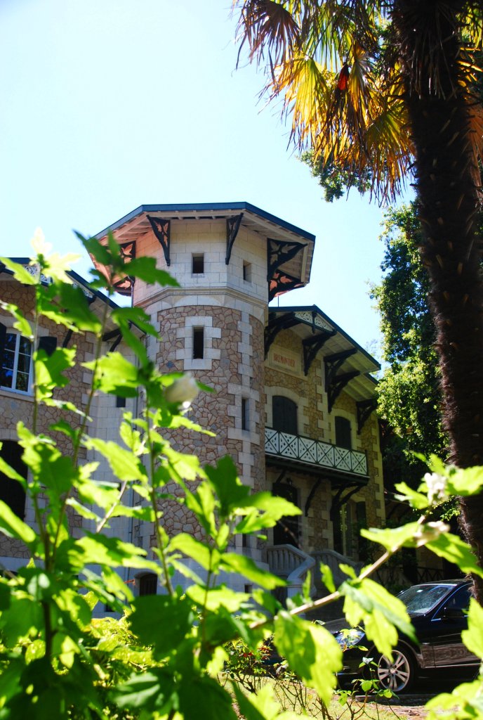 La villa Brémontier porte le nom de l'ingénieur qui proposa une méthode pour fixer les dunes du littoral grâce à des plantations.