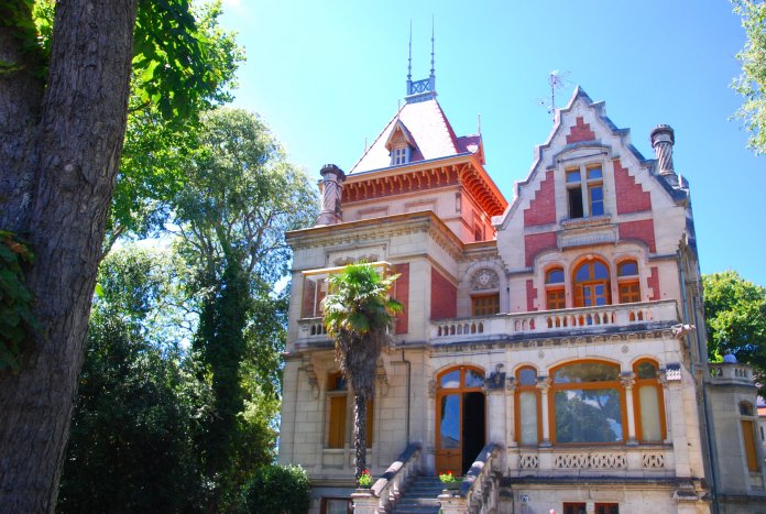 Mêlant plusieurs styles, la Villa Giroflée est multiplie vérandas, décrochements divers  et pignons ornés de belles cheminées.